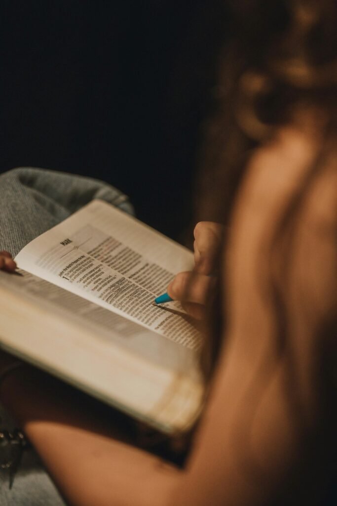 Mujer leyendo un libro abierto a media luz