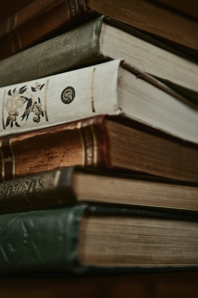 Pila de libros antiguos de tapa dura