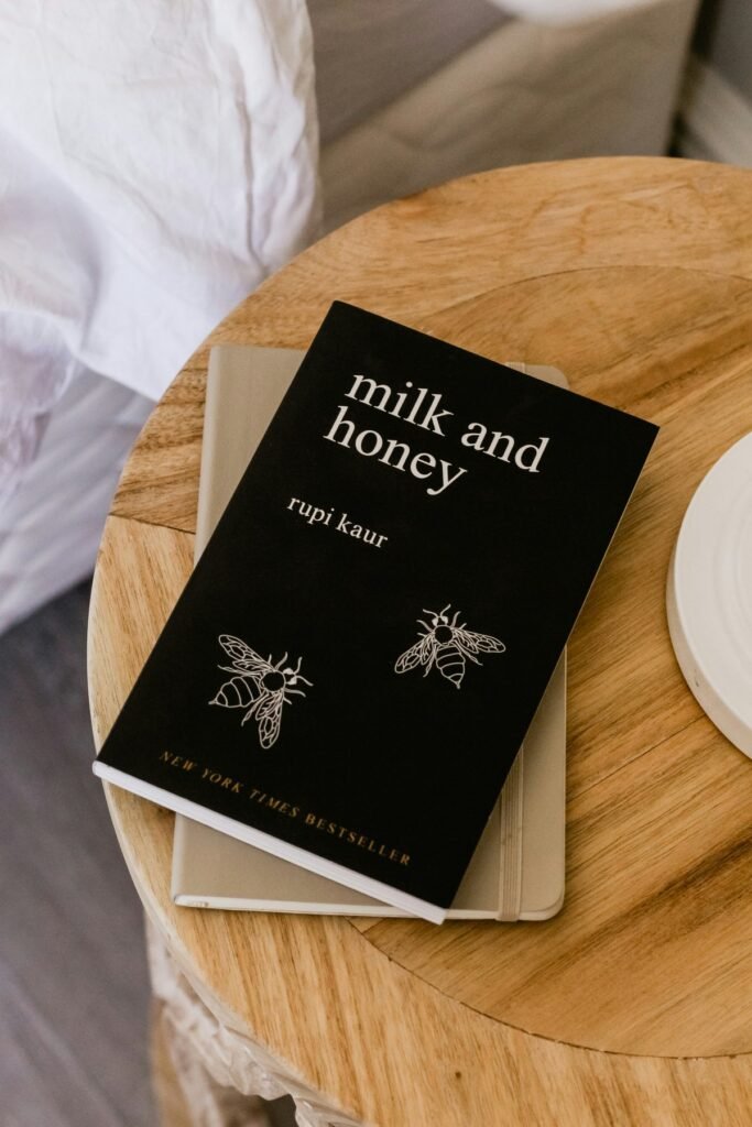 Libro Milk and Honey sobre una mesa de madera
