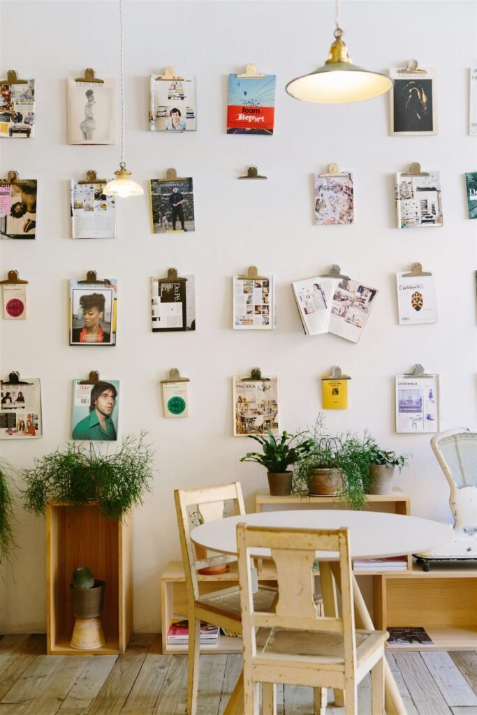 Revistas en la pared: el archivo más bonito de la casa
